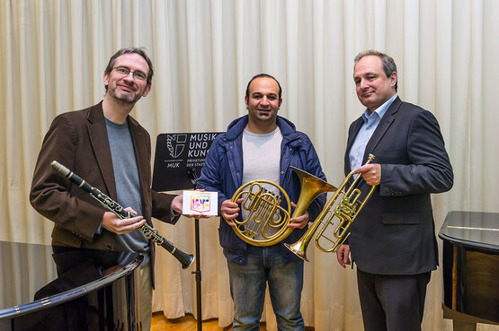 V.l.n.r.: Jonathan Irons (UNITED HEARTBEAT), Rektor Franz Patay, Milad Malko (Leiter Mor Ephrem) © Wolfgang Simlinger