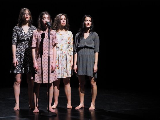 v.l.n.r.: Mara Kluhs, Rebeka Mondovics, Franziska Gaßmann und Laureen Drexler in einer Choreographie von Mani Obeya (März 2017, MuTh Wien)