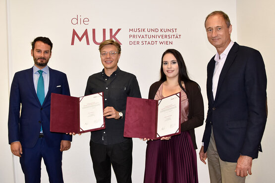 Sebastian Sima (Vorsitzender der Jury), Alois Mühlbacher (Erster Preis), Ekaterina Spivakovskaia (Zweiter Preis), Rektor Dr. Mailath-Pokorny