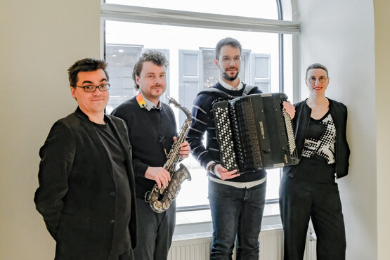 Prof. Joonas Lahtinen, Professor für Performance Art, der Saxophonist Philipp Gerschlauer,  der Akkordeonist Georgios Lolas sowie Vizerektorin und ZWF-Leiterin Prof. Rosemarie Brucher.