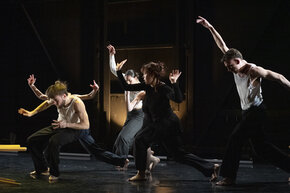 Tänzer*innen in einer Choreografie von Manfred Aichinger, aufgenommen von Laurent Ziegler