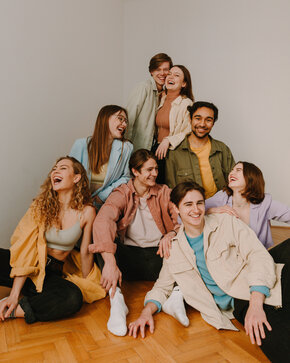 v. l. n. r.: Linda Seefried, Franziska Geprägs, Felix Fügner, Timotheus Hollweg, Sarah Weidinger, Aeneas Hollweg, Anna Täuber, Jan Ungar © Marco Sommer