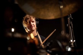 Porträt von Walter Sitz am Schlagzeug, aufgenommen von Uschi Wolf