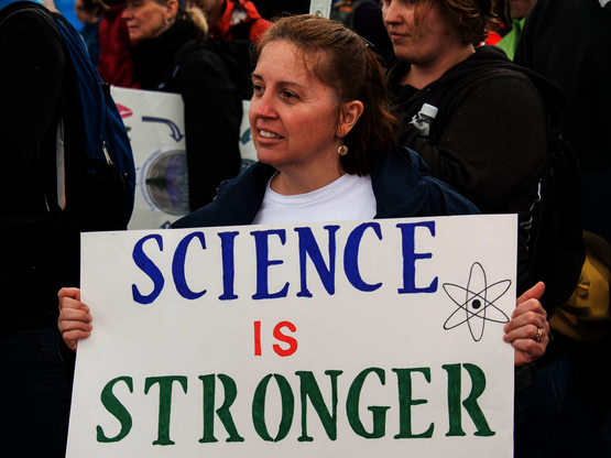 Science is stronger than ignorance: Demonstrantin beim ersten March for Science in Washington DC. Foto CC.2.0. scattered1/Wikimedia