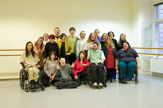 Probensituation JETZT! 2024/25 an der MUK: Die MUK-Lehrenden Constance Cauers, Steffi Krautz -Held, Simeon Ohlsen und Monika Weiner gemeinsam mit den Studierenden des 2. Jahrgangs Schauspiel und den Trainees. Foto © Tommy Hetzel/BURG.
