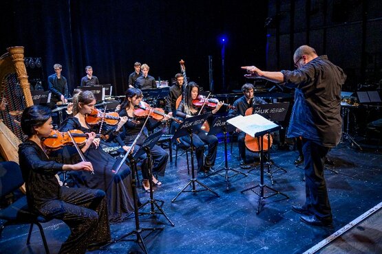  Das Ensemble Ionisation Instrumentale im MUK.theater unter Leitung von Roland Freisitzer. Foto © Sinmlinger/MUK. 