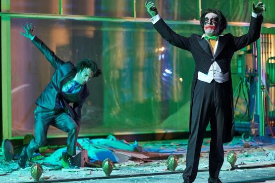 Elfriede Jelinek: Schwarzwasser, Inszenierung: Robert Borgmann, Akademietheater 2020. Lili Winderlich, Martin Wuttke, Sebastian Egger): © Matthias Horn / Burgtheater