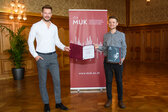 Jazz-Studiengangsleiter Lars Seniuk mit Preisträger Daniel Holzleitner