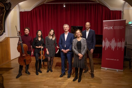 Urh Mrak, Lana Trimmer, Uliana Cheklina (IllusTrio), Christian und Andrea Klausner (HFP), Andreas Mailath-Pokorny (Rektor) © Barbara Nidetzky