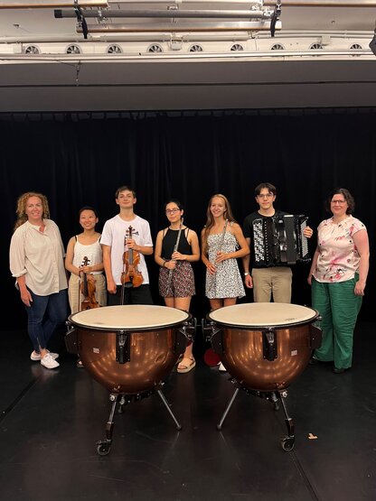 V.l.: Birgit Hinterholzer (Bundesgeschäftsführerin MUSIK DER JUGEND), Jisu Son (Violine) aus Wien, Leonhard Baumgartner (Violine) aus Niederösterreich, Alba Moreno-Vilar (Flöte) aus Wien, Stella Teichmann (Flöte) aus Wien, Jakob Gluhak (Akkordeon) aus Oberösterreich, Julia Purgina (Bundesfachbeirat MUSIK DER JUGEND, Musik und Kunst Privatuniversität der Stadt Wien, Anton Bruckner Privatuniversität Linz).