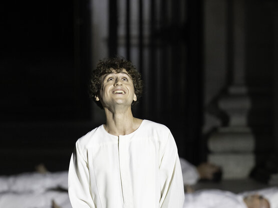 Bilder: Dominik Dos-Reis als Tod; Paul Winkler (links) als Mitglied der Tischgesellschaft mit Jedermann Philipp Hochmair und Buhlschaft Deleila Piasko. Fotos © Monika Rittershaus/Salzburger Festspiele. 