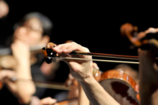 Hand mit Geigenbogen