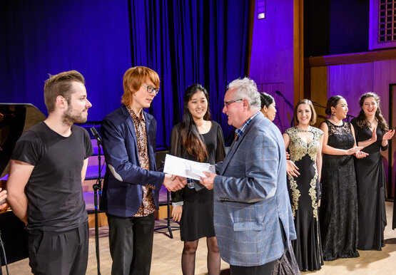 Preisübergabe durch Gerhard Göbl (Hugo-Breitner-Gesellschaft) © Wolfgang Simlinger 