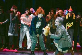 Leoš Janáček: Das schlaue Füchslein. Inszenierung: Stefan Herheim, MusikTheater an der Wien 2022; Mélissa Petit, Milan Sijanov, Arnold Schönberg Chor © Monika und Karl Foster