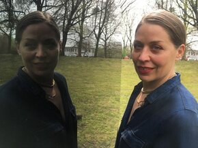 Tina Prichenfried © Marco Roos an Skulpturen von Tom Burr