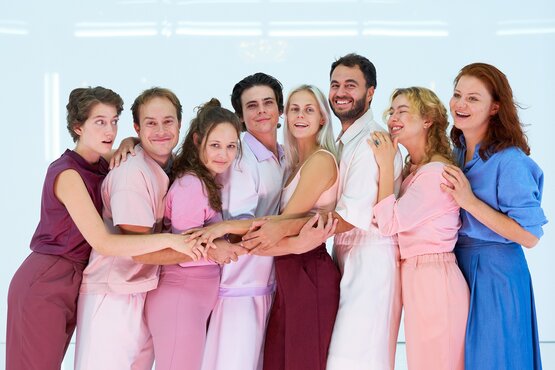 Die Abschlussklasse Schauspiel bei der Bacherlor-Präsentation im März 2023. V.l.n.r.: Patricia Falk, Jonas Graber, Helena Vogel, Nikolaus Lessky, Anna Golde, Riccardo Pallotta, Nora Wahl, Luisa Schwab. Foto © Jonas Heuwiese.