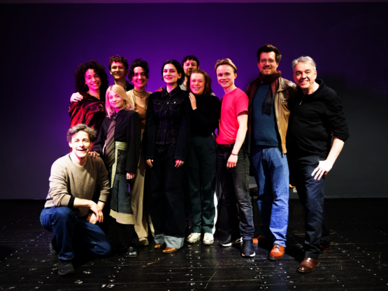 Das Team der "Titanic"-Hörspielproduktion: Die Studierenden des 4. Jahrgangs Schauspiel (=Abschlussjahrgang) mit Regisseur Harald Krewer (re.) sowie mit Markus Meyer und Urs Klebe als Projektleiter der MUK. Foto © MUK. 