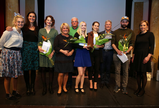 Lorena Emmi Mayer (Dritte v.l.n.r) und Romana Pulvermacher (Siebte v.l.n.r) © Stadt Villach/Oskar Höher