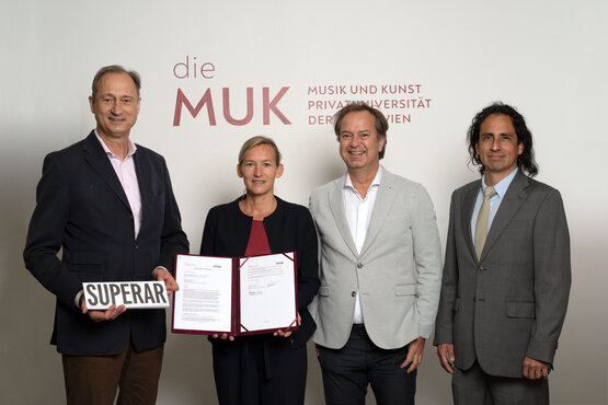 v.l.n.r.: Rektor Andreas Mailath Pokorny, Superar-Geschäftsführerin Sabine Gretner, Musikalischer Leiter Superar Andy Icochea Icochea und Vizedekan Arno Steinwider
