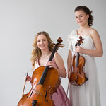 Halbtotale von Violinistin Patricija Avšič und Cellistin Klara Avšič, fotografiert von Janez Marolt 