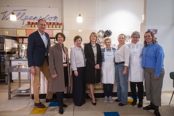 Gruppenfoto von Andreas Mailath-Pokorny, Doris Schmidauer und Elke Büdenbender in der Vollpension in der MUK, augenommen von HBF/Paul Kulec