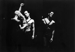 Tanztheater Homunculus: Produktion „Stimmen toter Freunde“ (1997), Choreografie: Nikolaus Selimov, Darsteller (v.l.n.r.): David Subal, Alexander Fend und Esteban Hernadez. Foto © Michael Zechany.