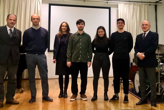 v.l.n.r.: Wolfgang Fichna (freier Historiker, Vortragender), Gernot Waldner (Institut für Germanistik, Universität Wien, Vortragender), Susana Zapke (Tagungsleitung/MUK), Felix Heiß, Anna Reisigl, Max Schrott, Botschafter Mordechai Rodgold