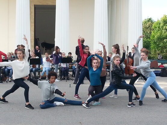 TänzerInnen mit Orchester im MQ