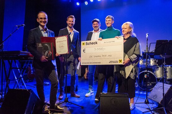 Florian Reider, Lars Seniuk (MUK, Initiator des Wettbewerbs), Günther Haas (Raiffeisen Wien. Meine Stadtbank), Rosemarie Brucher (MUK) und Jazz-Ikone Marianne Mendt bei der Preisübergabe © Rudi Fröse