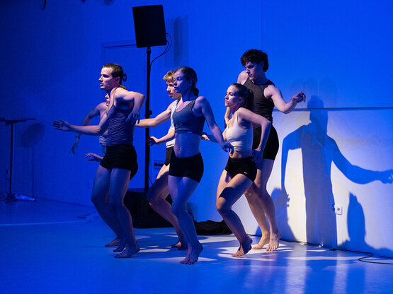 MUK Tanz-Studierende in der Produktion „To lay a track“. Foto © Barbara Mair