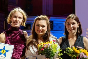 Die drei Bestplatziierten (v.l.n.r.): Elena Franke (3.), Lilly Rottensteiner (1.), Valentina Pichler (2. sowie Medienpreis). Foto © Adrienne Meister/Gärtnerplatztheater