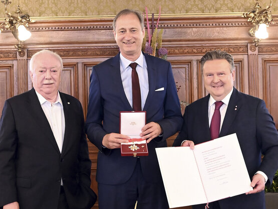 Am 5. Juni 2023 überreichte Wiens Bürgermeister Dr. Michael Ludwig dem Rektor der Musik und Kunst Privatuniversität der Stadt Wien,  Dr. Andreas Mailath-Pokorny, das Große Goldene Ehrenzeichen für Verdienste um das Land Wien. Die Laudatio hielt Alt-Bürgermeister Dr. Michael Häupl. Foto: C. Jobst/PID