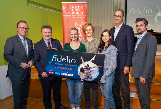 v.l.n.r.: Thomas Prantner, Bgmst. Michael Ludwig, Lena Poppe, Samuel Bertz, Caroline Hat (Studierende der MUK), Rektor Andreas Mailath-Pokorny, Georg Hainzl © ORF / Roman Zach-Kiesling