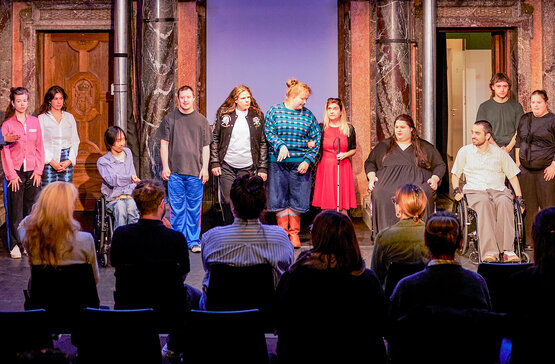 „JETZT!“: Aufführung im Vestibül des Burgtheaters © Tommy Hetzel/Burgtheater