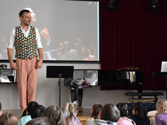 Philipp Haas beim Workshop im Rahmen des Kinderkunstfests
